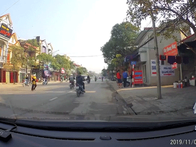 Video: Qua đường thiếu quan sát, bà và cháu bị xe máy tông bất động