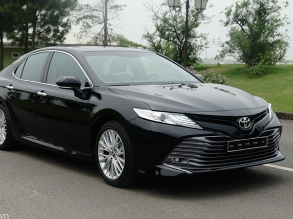 Mazda 6 giảm giá 20 triệu đồng, Camry bản cao cấp chênh giá 40 triệu đồng