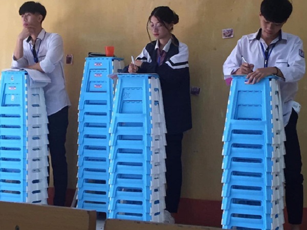 Bị phạt đứng vẫn phải 'quý tộc', nữ sinh Hà Nội bỗng nổi khắp mạng xã hội sau 'vài nốt nhạc'