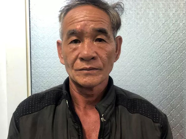 Ăn trưa xong, gã đàn ông dâm ô với con gái chủ quán