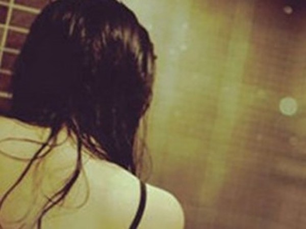 Dọa tung ảnh khỏa thân để 'đào mỏ' bạn gái 14 tuổi