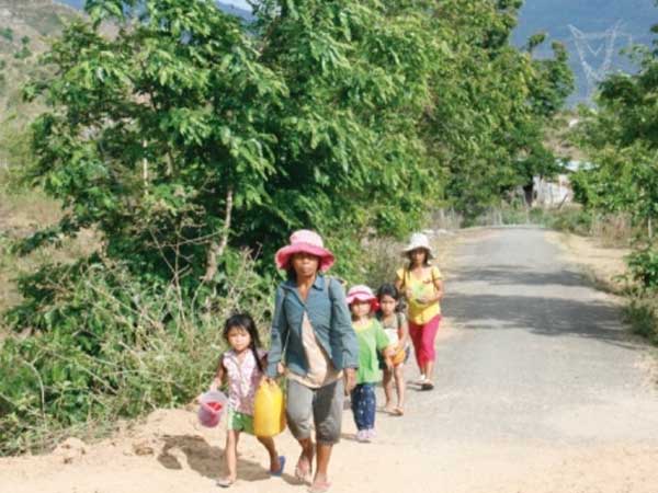 Cảnh giác thủ đoạn tiếp cận, làm quen để dụ dỗ trẻ em