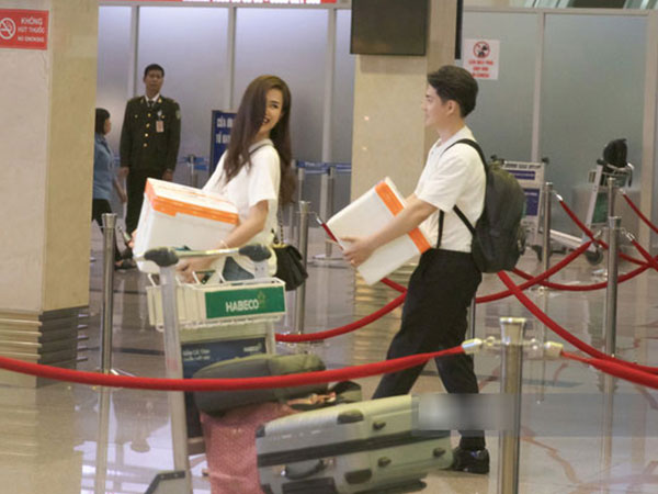Đông Nhi và Ông Cao Thắng vui vẻ đùa giỡn ở sân bay ra Phú Quốc chuẩn bị cho hôn lễ ngày mai