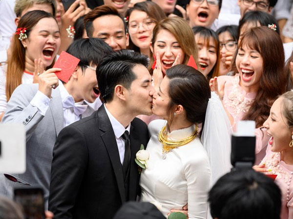 'Siêu đám cưới' được mong đợi nhất trong năm cuối cùng cũng diễn ra: Cô dâu chú rể đã về đến nhà trai, chuẩn bị lên đường đến Phú Quốc