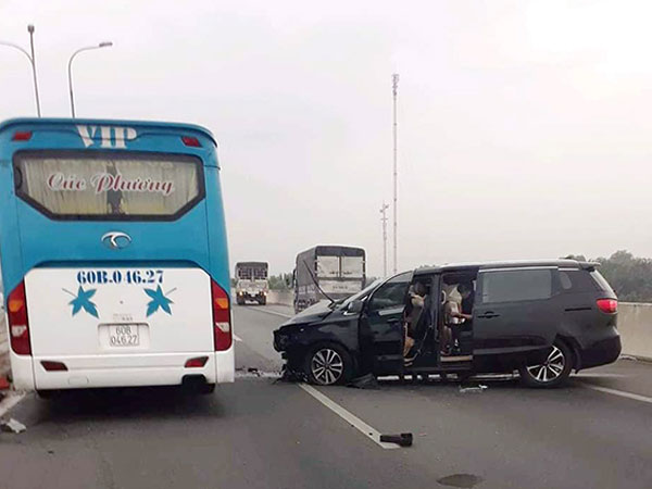 Ô tô 7 chỗ đâm dải phân cách trên cao tốc, 3 người bị thương