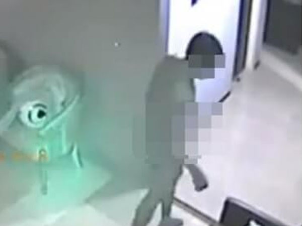 Tin thầy bói rằng mình có thể tàng hình, người đàn ông...trần truồng đi ăn trộm