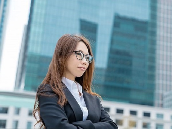 Phụ nữ Nhật nổi giận, đòi quyền được đeo kính đi làm