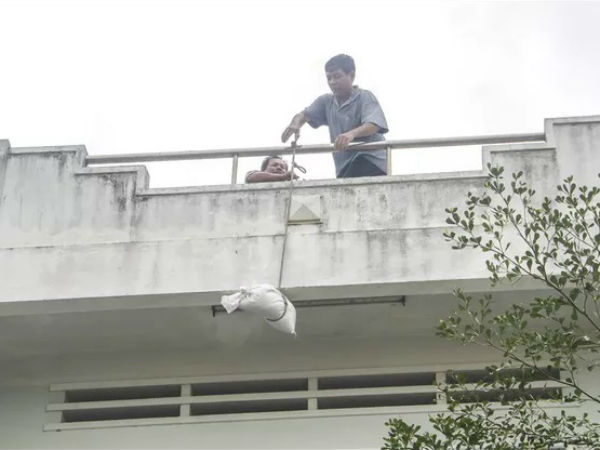 Bão số 6 đổ bộ, hàng nghìn người dân sơ tán, cả triệu học sinh nghỉ học