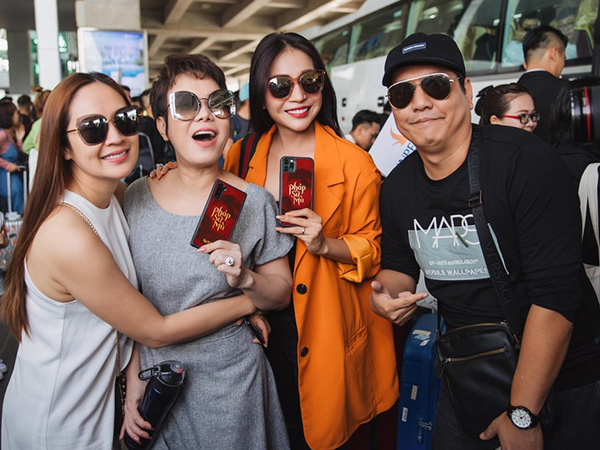 Dàn sao Vbiz hùng hậu đổ bộ sân bay Phú Quốc, rạng rỡ chuẩn bị dự 'siêu đám cưới' của Đông Nhi - Ông Cao Thắng