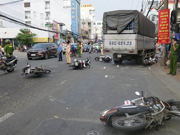 Xe tải tông hàng loạt xe máy dừng đèn đỏ ở An Giang, nhiều người lớn, trẻ em nhập viện cấp cứu