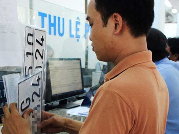 Bán xe qua tỉnh, thành khác: Phải nộp lại giấy đăng ký, biển số?