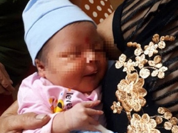 Bé sơ sinh bị bỏ rơi cùng lời mẩu giấy ghi lời nhắn