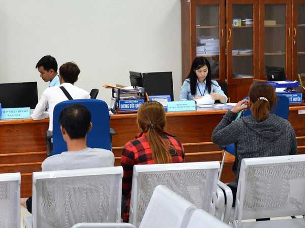 Cà Mau: Cách chức cán bộ ‘hành dân’ đi lại 5 lần và phải chi tiền mới làm giấy khai sinh