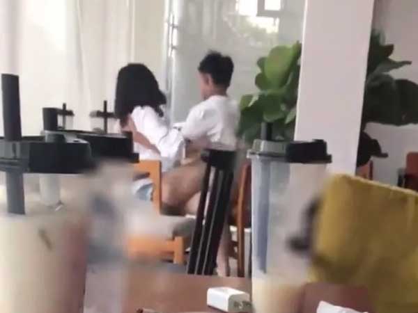 Vì sao nhiều đôi trai gái vô tư 'diễn' cảnh 'nóng' ở những nơi công cộng?