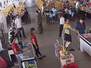 Công an Thái Nguyên lên tiếng vụ 'người bố đánh nhân viên bán hàng vì con lấy xúc xích chưa trả tiền' là công an