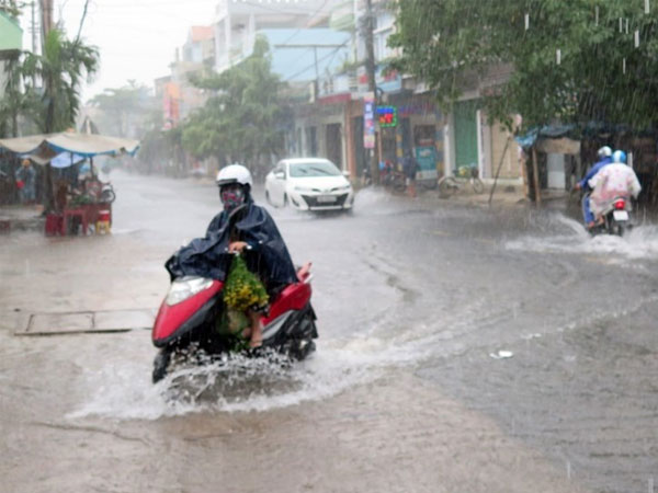 Bão số 6 suy yếu thành áp thấp nhiệt đới, Đông Nam Bộ và Tây Nguyên mưa lớn