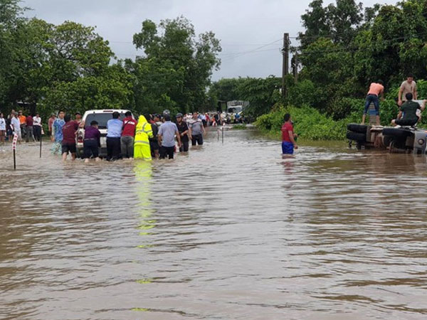 Hàng trăm căn nhà ở Đăk Lăk bị ngập do mưa lớn, nguy cơ vỡ hồ chứa 700.000 m3 nước