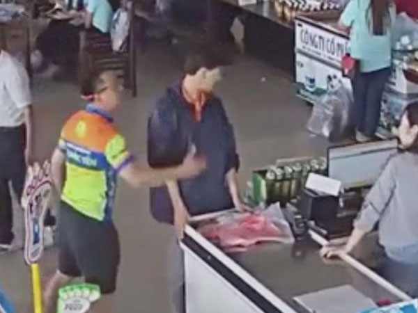 Con trai lấy đồ ăn không trả tiền, bố ném xúc xích và tát nhân viên bán hàng