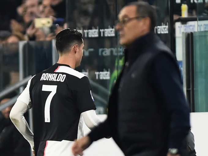 Cristiano Ronaldo bực tức rời sân ngay sau khi bị thay ra sớm