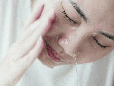 Muốn da sáng đẹp hãy học cách rửa mặt với mật ong mỗi sáng