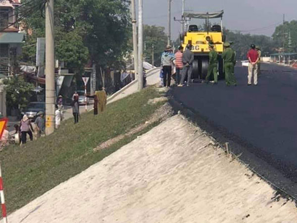 Đi bộ trên đường đang thi công, người đàn ông bị xe lu cán chết