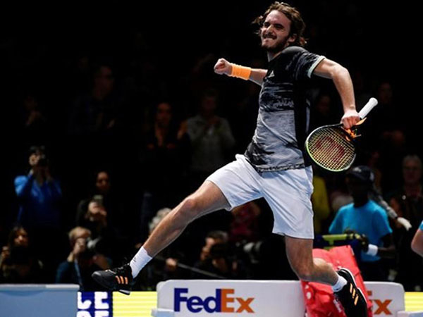 Tsitsipas đòi lại món nợ từ Medvedev ở trận ra mắt ATP Finals