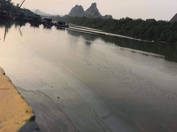 Bục đường ống công ty xi măng, 7.000 lít dầu tràn phủ đen mặt sông