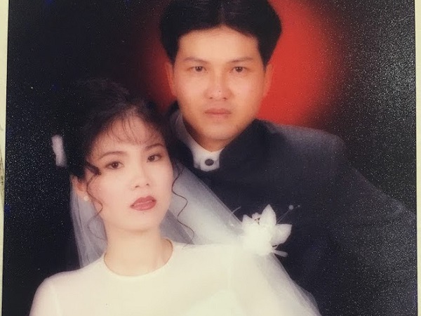 Bỏ ra tận 10 cây vàng ra để tổ chức đám cưới, cô dâu thay 6 cái váy nhưng thân thế thực sự của 'đại gia' thập niên 90 khiến ai cũng ngỡ ngàng