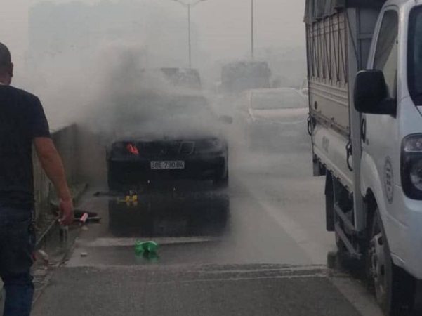 Hà Nội: Xe Mercedes bốc cháy dữ dội khi đang di chuyển, tài xế may mắn thoát chết
