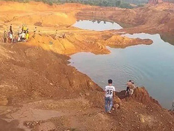 Trượt chân ngã xuống hố khai thác quặng, 2 học sinh chết đuối thương tâm