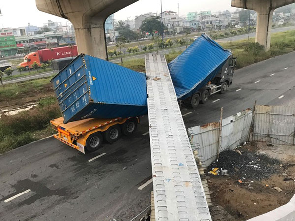 Xe container kéo sập cầu bộ hành trước cổng Suối Tiên