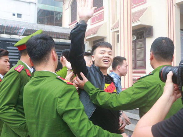 Khá Bảnh gây búc xúc khi tươi cười vẫy tay chào: 'Không sao, tôi đi tù 10 năm cần gì đâu'