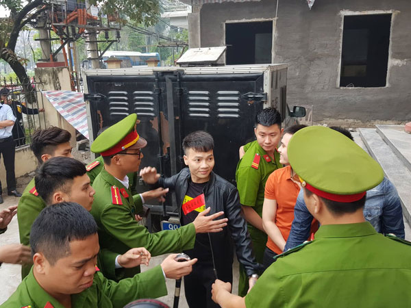 Hàng trăm đàn em đến tòa theo dõi phiên xét xử Khá 'Bảnh'