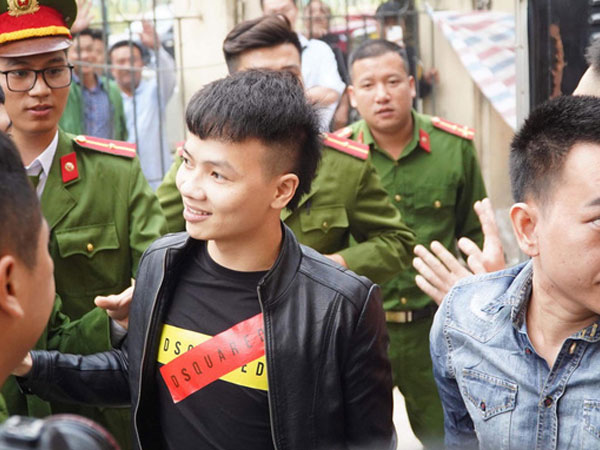Video: Khá Bảnh tươi cười khi đến phiên tòa xét xử