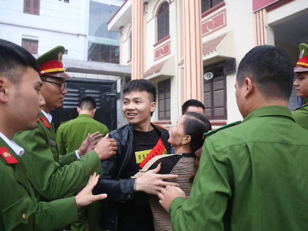 Khá Bảnh: 'Mẹ chăm ăn béo tốt, chờ con cải tạo trở về'