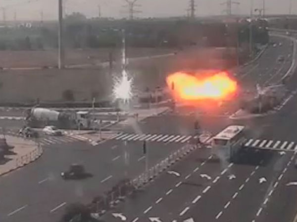 Video: Tên lửa suýt rơi trúng ô tô trên đường cao tốc ở Israel