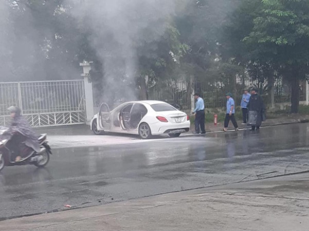 Hà Nội: Xế sang Mercedes vắng chủ bốc cháy trên đường