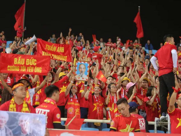 CĐV hô vang 'Việt Nam chiến thắng' trên khán đài sân Mỹ Đình