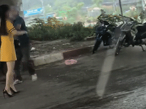 Video: Nam thanh niên cầm dao truy đuổi 2 cô gái trên phố Hà Nội
