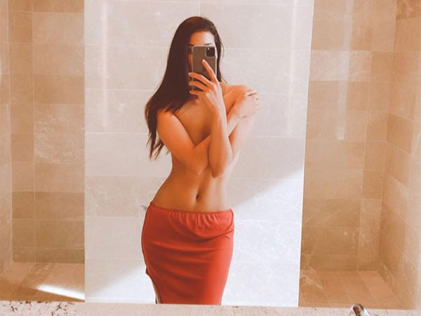 Hoa hậu Phạm Hương khoe ảnh bán nude phô diễn đường cong nóng bỏng khiến dân mạng trầm trồ