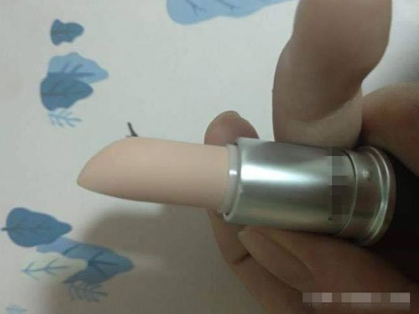 Yêu 4 năm lần đầu tiên được bạn trai tặng quà, cô gái dở khóc dở cười khi nhận cây son 'không dành cho người thường'