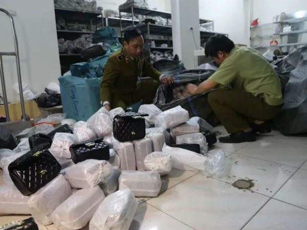 Đột nhập kho buôn ở Hà Nội, phát hiện hơn 1.000 túi xách 'hàng hiệu' giá chỉ từ 40.000 đồng/chiếc