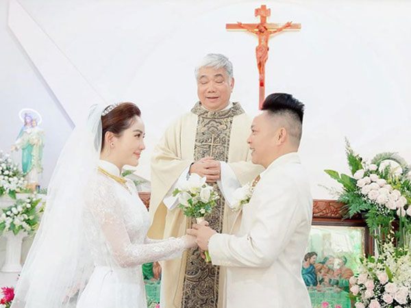 Khoảnh khắc hiếm trong đám cưới hạn chế truyền thông của Bảo Thy: Chú rể bảnh bao xuất hiện, cô dâu xinh hệt như một nàng công chúa
