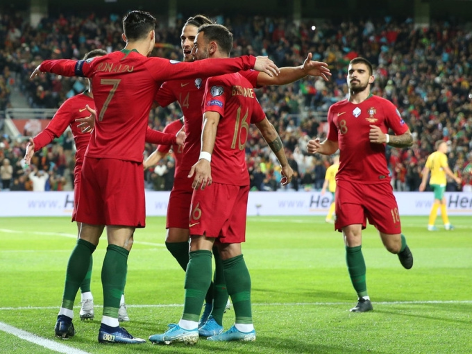 Cristiano Ronaldo lập hat-trick, Bồ Đào Nha hủy diệt Litva 6 bàn không gỡ