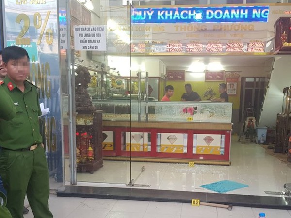 Công an truy bắt 2 kẻ dùng súng cướp tiệm vàng