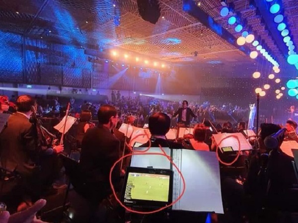 Khi bạn đam mê bóng đá nhưng lại trót nhận show: Dàn nhạc công mở điện thoại cổ vũ ĐT Việt Nam ngay trên sân khấu