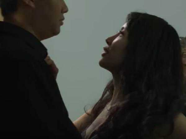 Không lối thoát tập 9: Nữ y tá ép bác sĩ Khiêm 'lên giường' với lời thoại 18+ khiến khán giả choáng váng