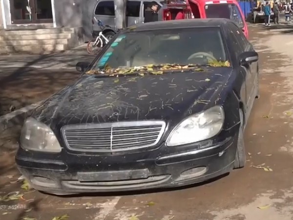 Xe siêu sang Mercedes-Benz S600 bị bỏ xó không thương tiếc