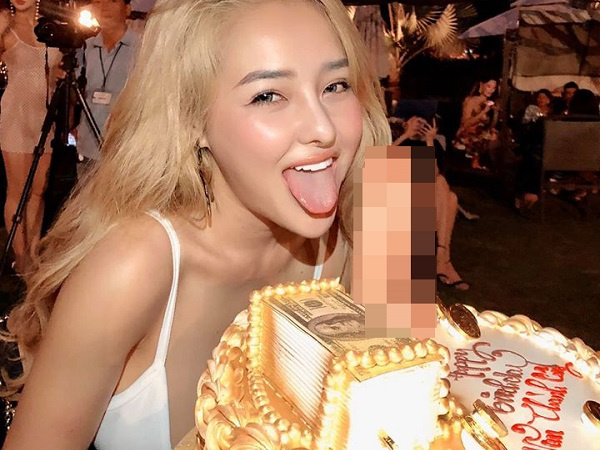 Hết scandal với Lương Bằng Quang, Ngân 98 tiếp tục gây phẫn nộ khi chụp ảnh dung tục ăn mừng ĐT Việt Nam thắng UAE