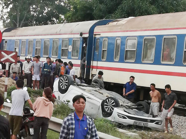 Nghệ An: Tàu hỏa đâm văng ôtô, nữ tài xế tử nạn